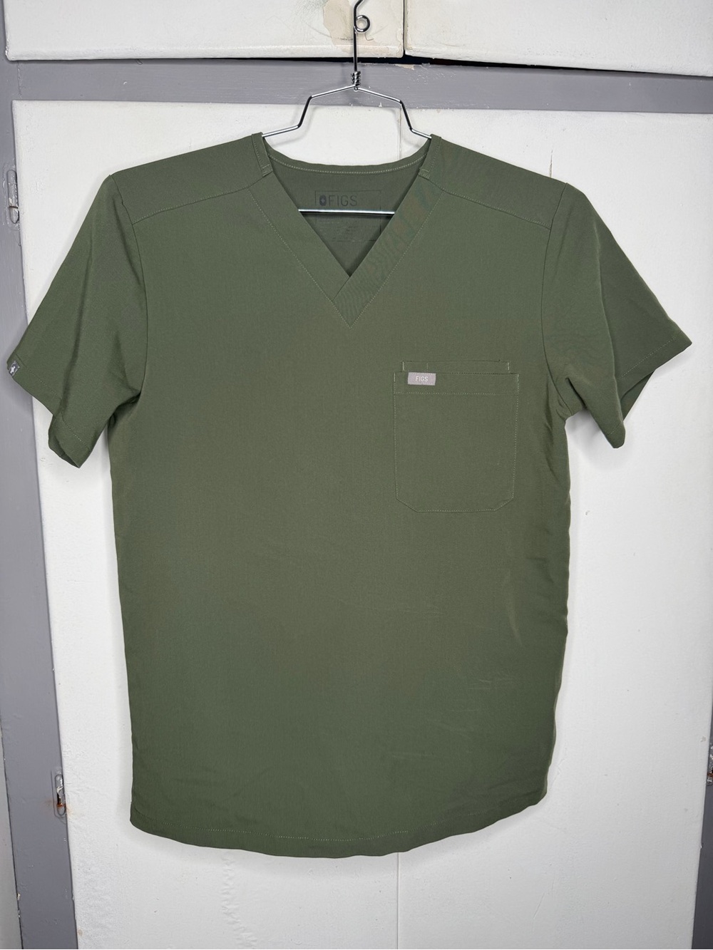 Figs Leon Three Pocket Scrub Top Men's size Small Olive Green FM1500